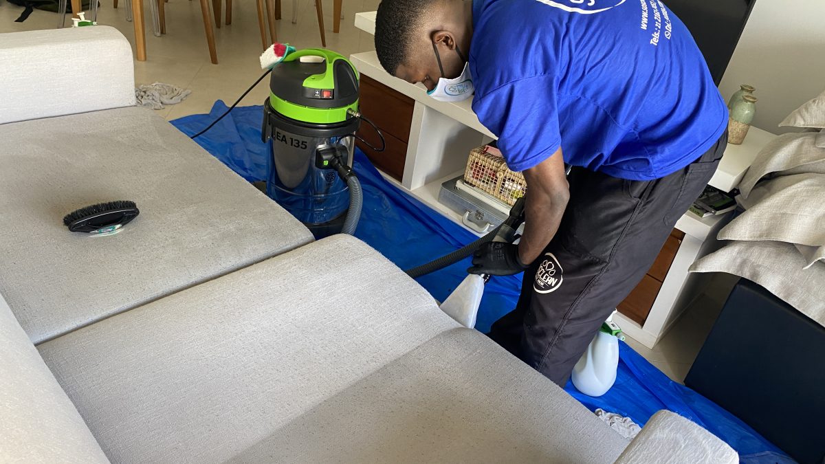 Limpeza de sofá na Rua Nossa Senhora de Copacabana